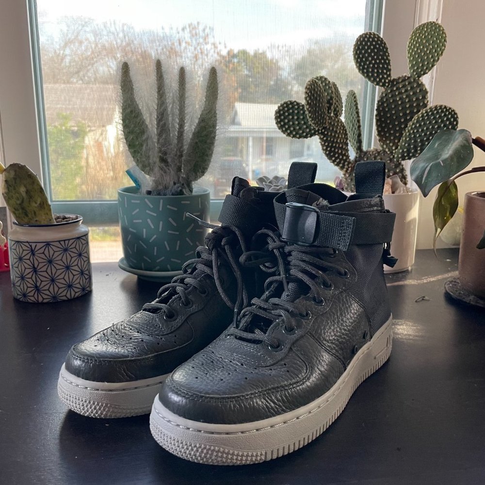 NIKE WOMEN SF AIR FORCE 1 MID (OLIVE / OUTDOOR GREEN-LIGHT PUMICE) - Picture 2 of 3